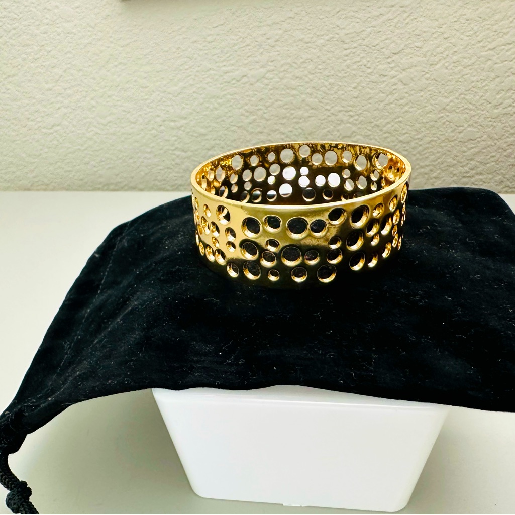Like New Gold Tone Amrita Singh Bangle Bracelet 16$